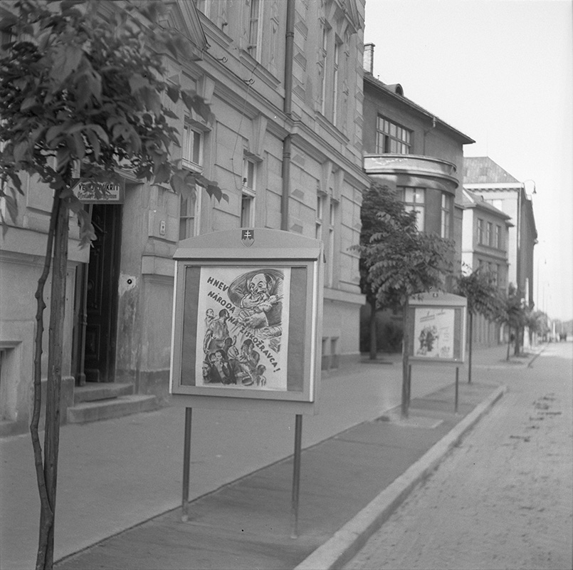 Ladislav Roller - Výkladné skrine pred Úradom propagandy v Bratislave, 1941, Slovenský národný archív, Bratislava – fond STK